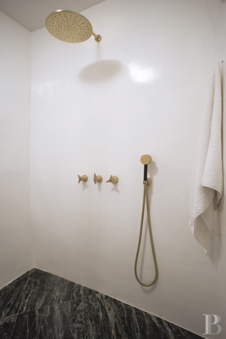 À Tinos, dans les Cyclades, une maison du 17e siècle tout de blanc vêtue - photo  n°16